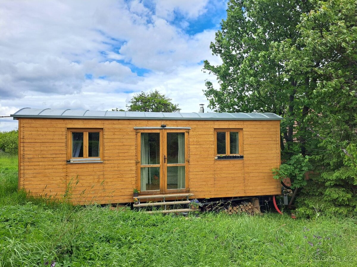 Obytná maringotka/tiny house 2,5 x 8m s pozemkem