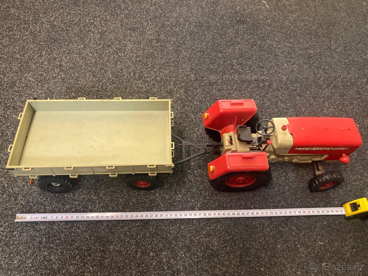 ANKER starý velký traktor s vlečkou
