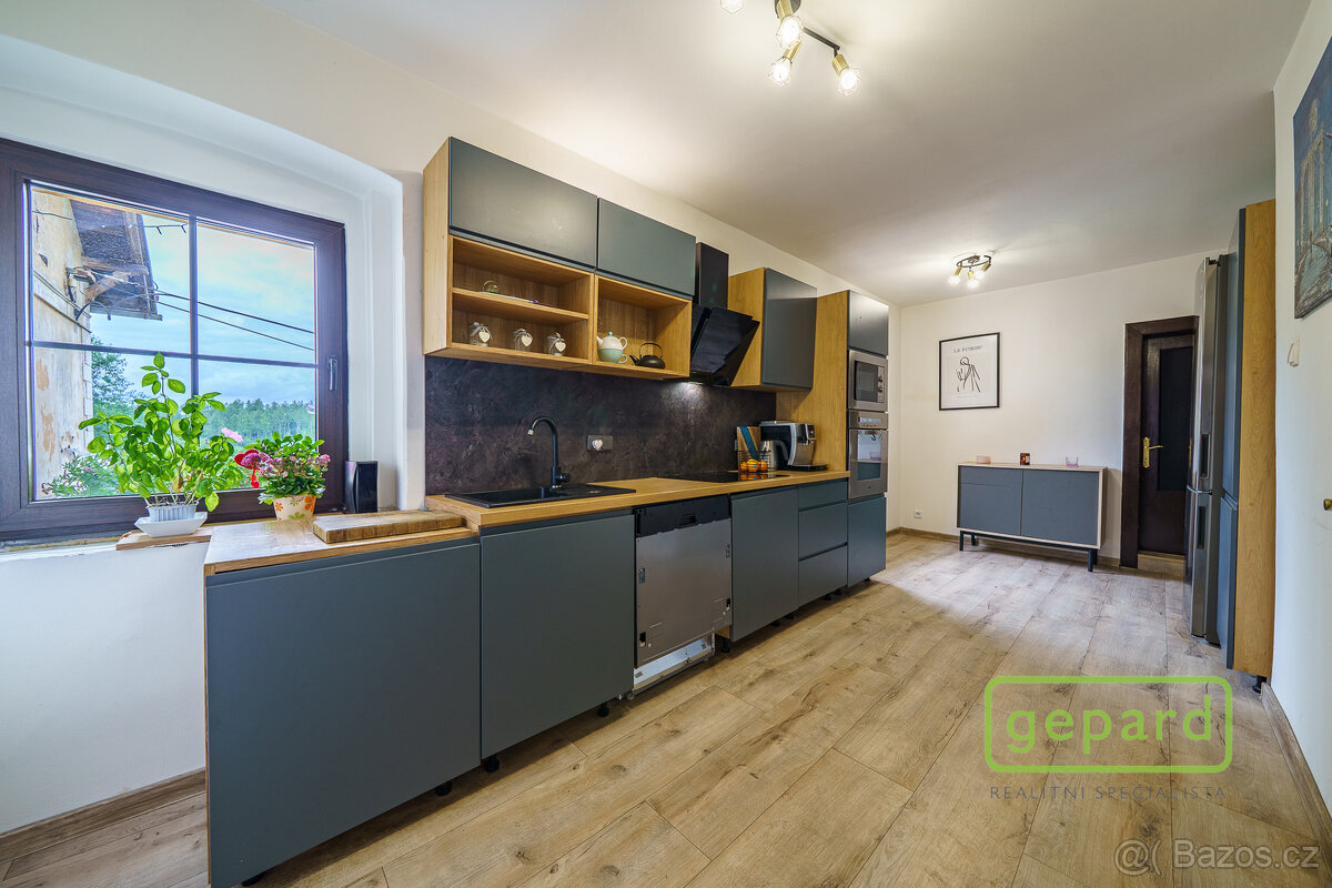 Celá přístavba domu. Byt 3+1 (celkem 72,5m²) + víceúčelová m
