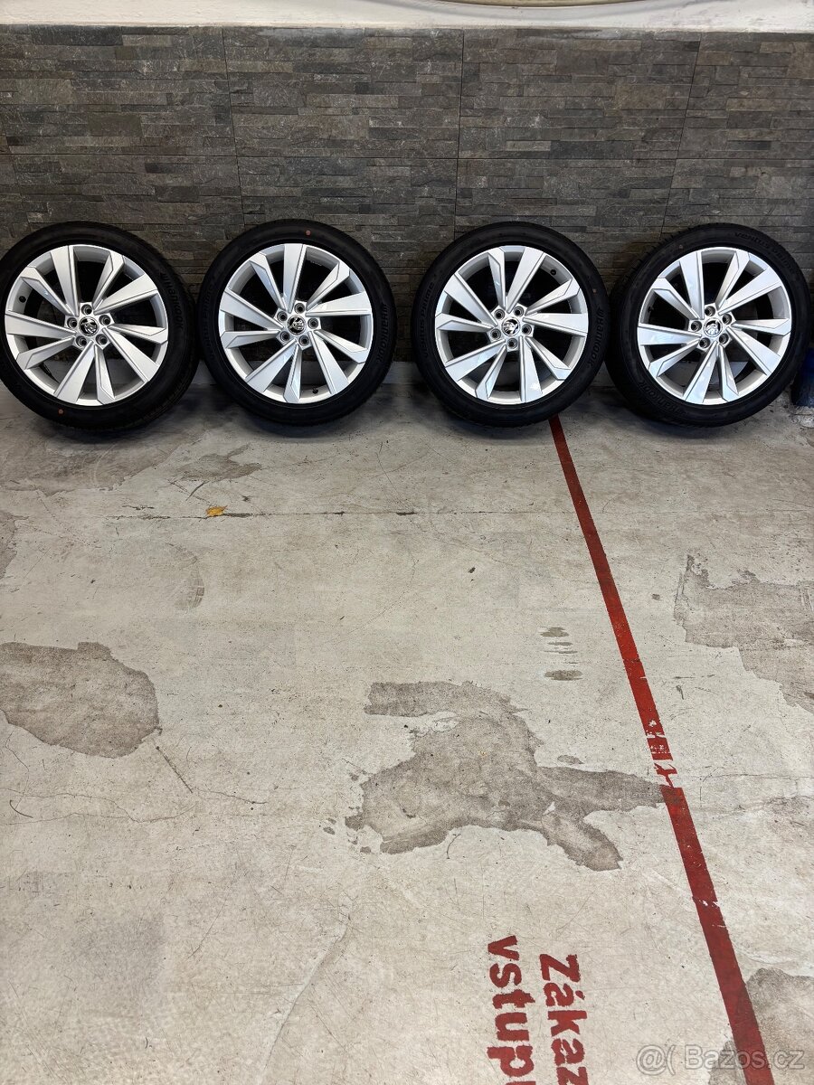 originální alu škoda 7Jx17 5x100, ET51 letní pneu 215/45/17