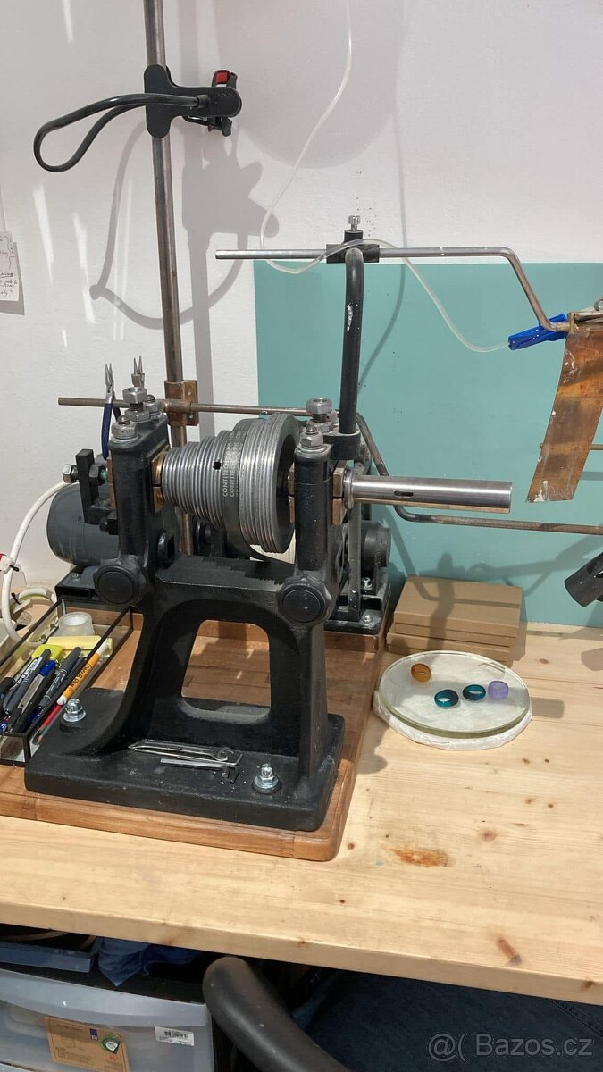 Rytecký stroj s vybavením