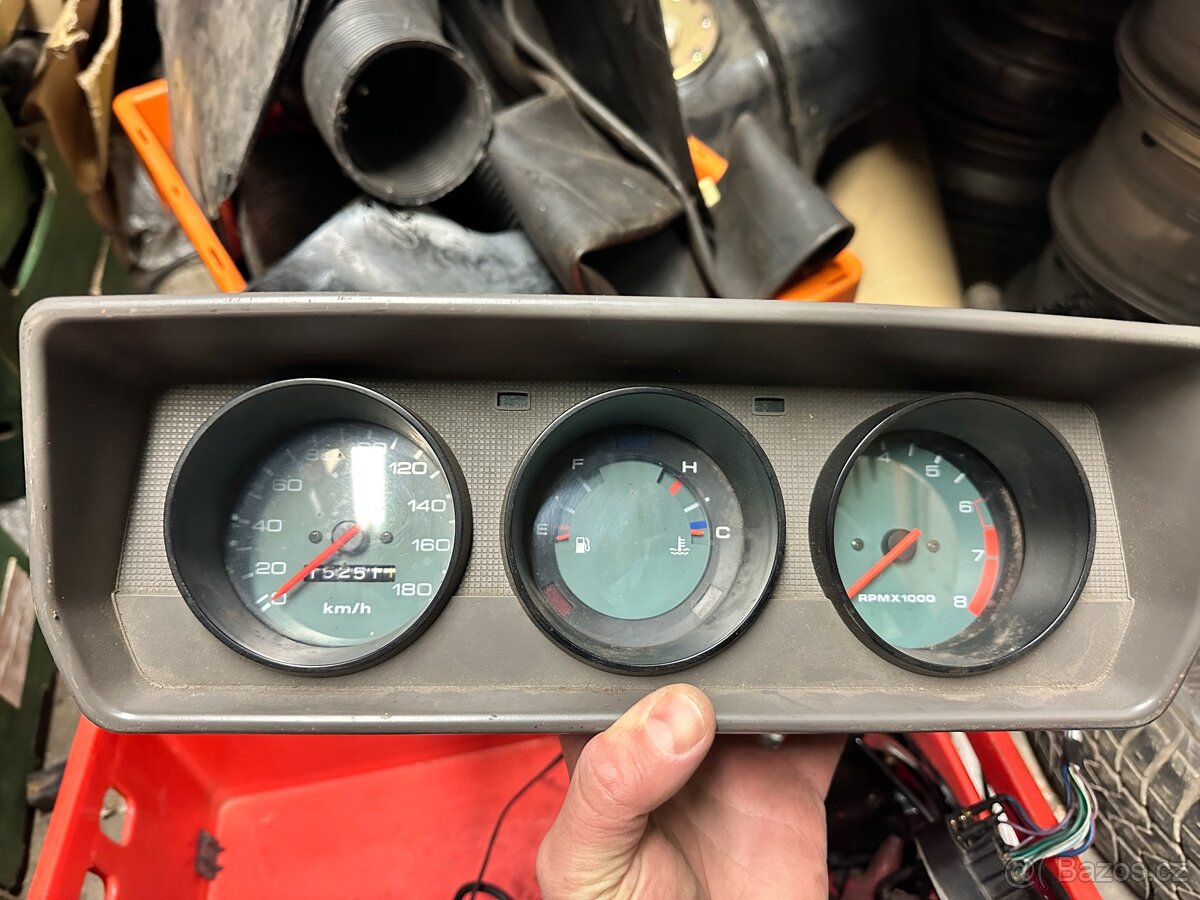 Budíky s otáčkoměrem na Austin Rover mini