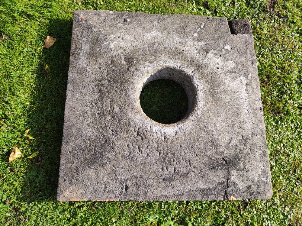 Starožitný pískovcový komínový klobouk r.v.1890