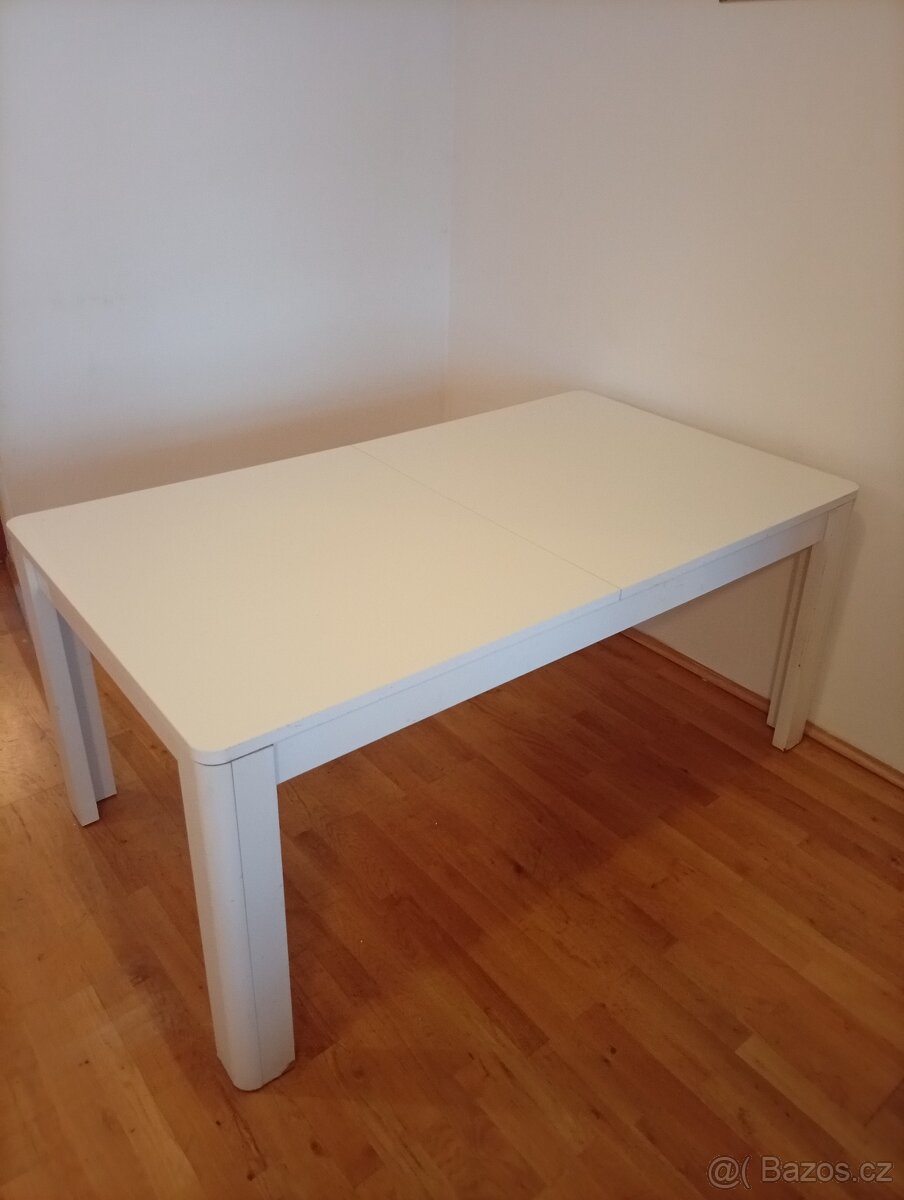 Bílý jídelní stůl rozkládací