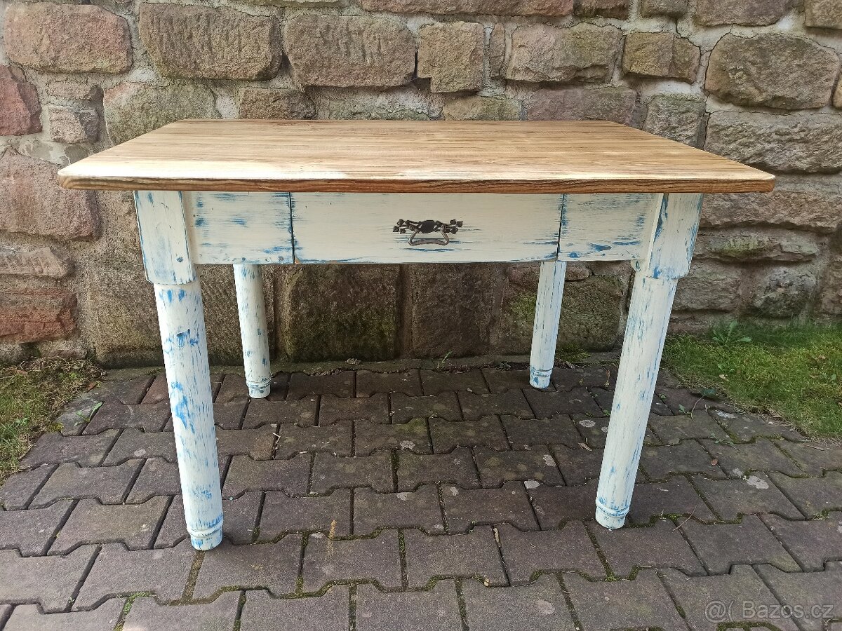 starý stůl styl vintage