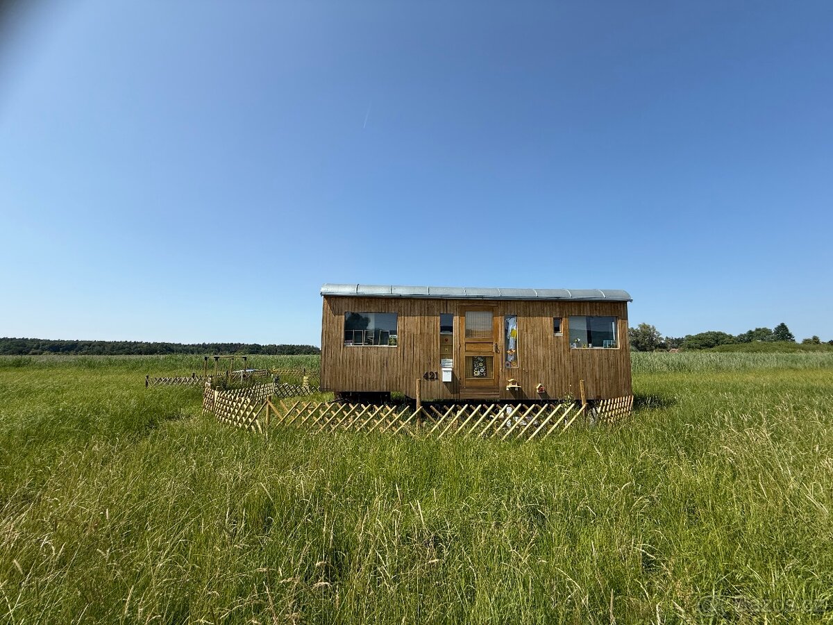 Pozemek 6 690 m² u Labe + tiny house na kolech 7,5 × 3 m