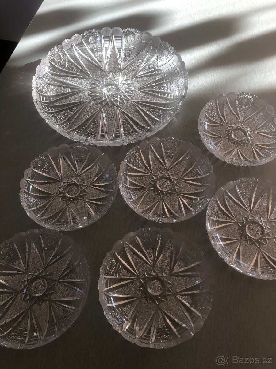 Sada 7 broušených skleněných misek