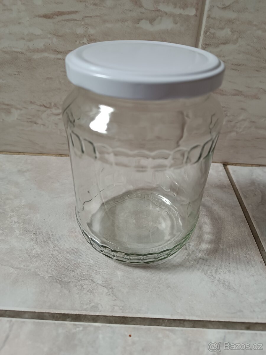 Sklenice s víčky.