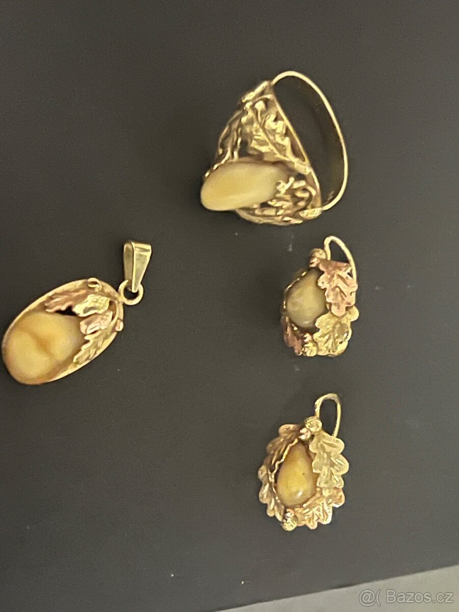 Zlatá sada prsten,naušnice a přívěsek