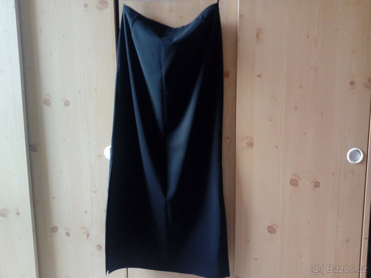 Černá dlouhá sukně s rozparky.