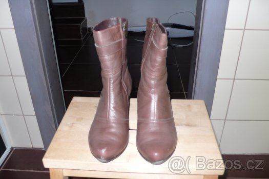 Zimní hnědé kožené kotníkové boty zn. AGA, velikost 41
