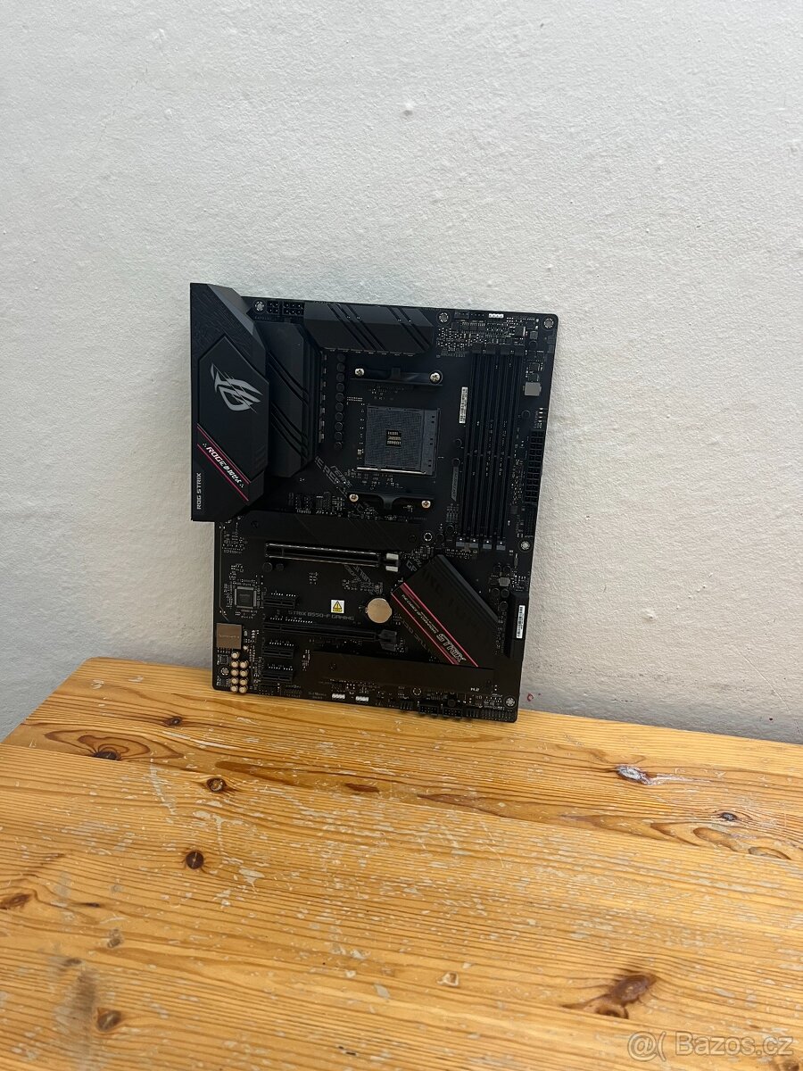 ASUS ROG STRIX B550-F GAMING Socket AM4,Funkční,Záru