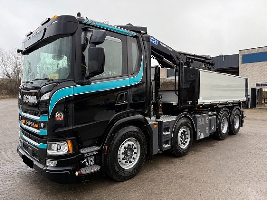 Scania G500 8x4 - třístranný sklápěč s hydraulickou rukou
