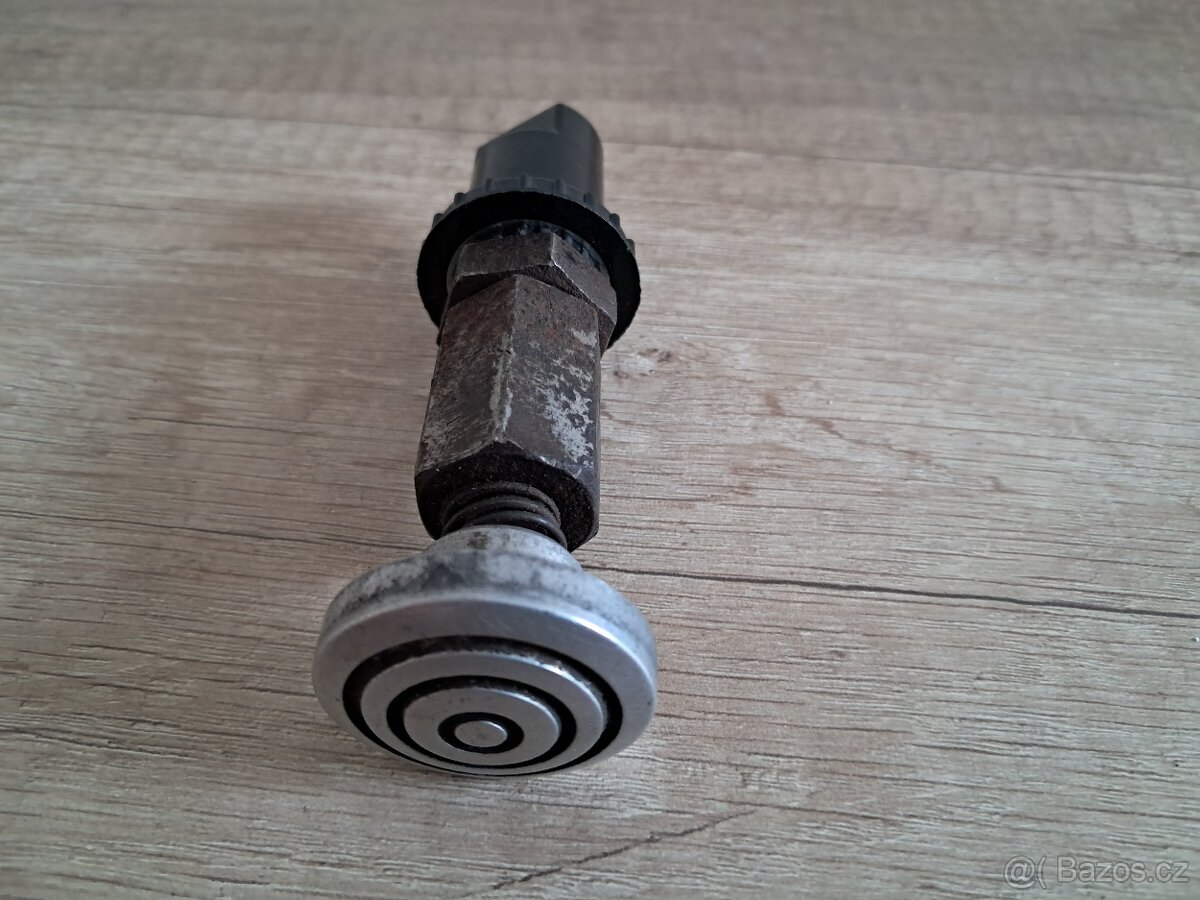 Nožní elektrický spínač.