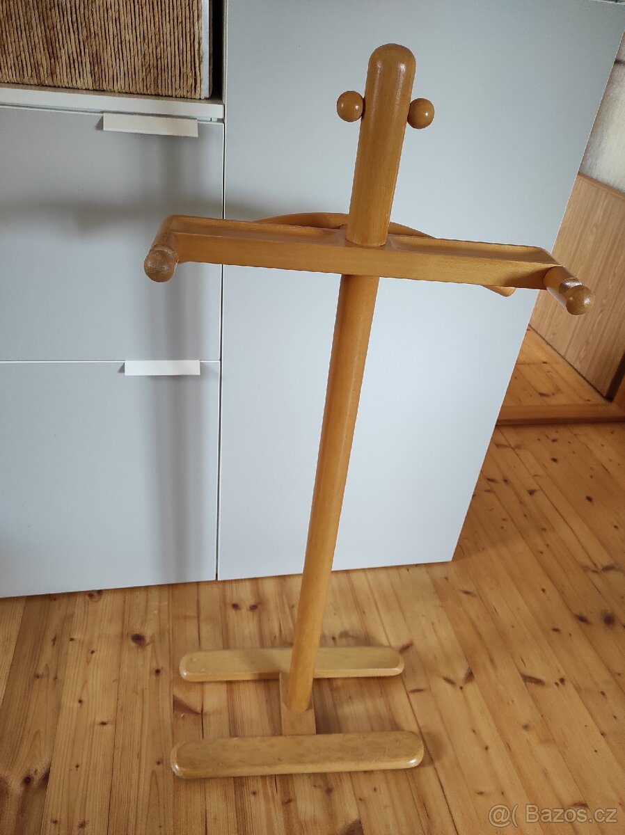 Dřevěný stojan na šaty "němý sluha"
