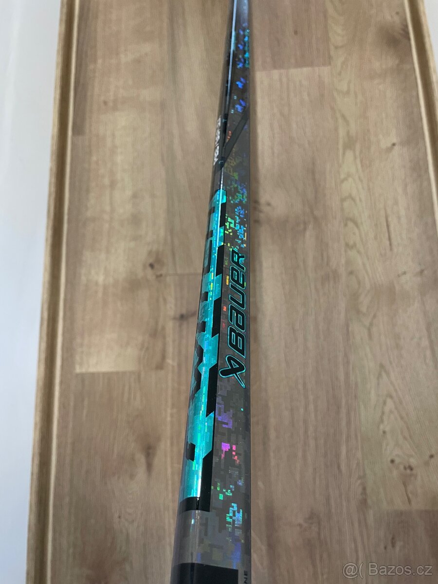 Hokejka Bauer TWITCH - 65 flex, P28 Pravačka