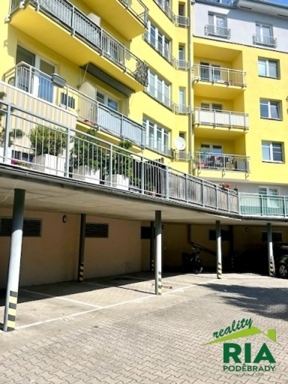 Poděbrady pronájem venk.park. krytého stání 12,83m2-centrum