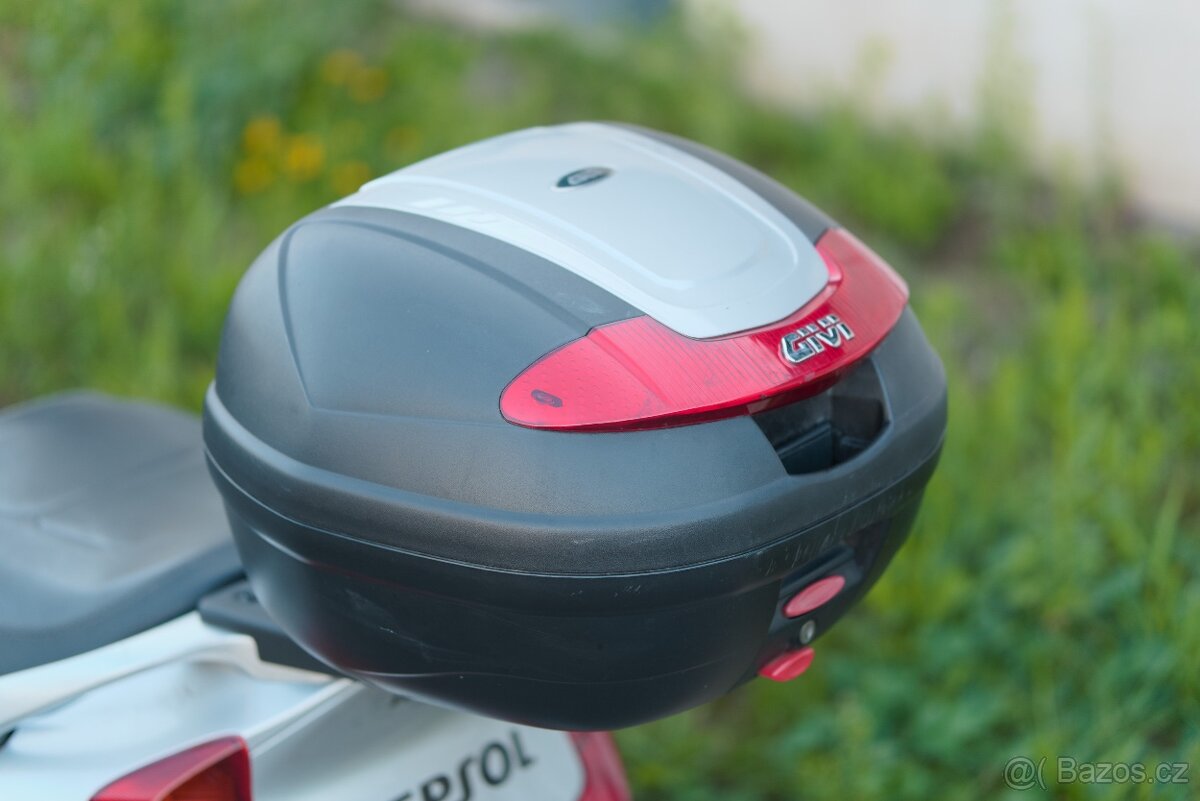 Kufr na motorku GIVI, vč. plotny, dva klíče