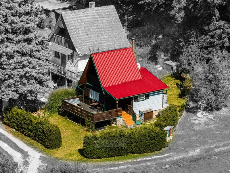 Prodej kompletně rekonstruované chaty s prostorným pozemkem,