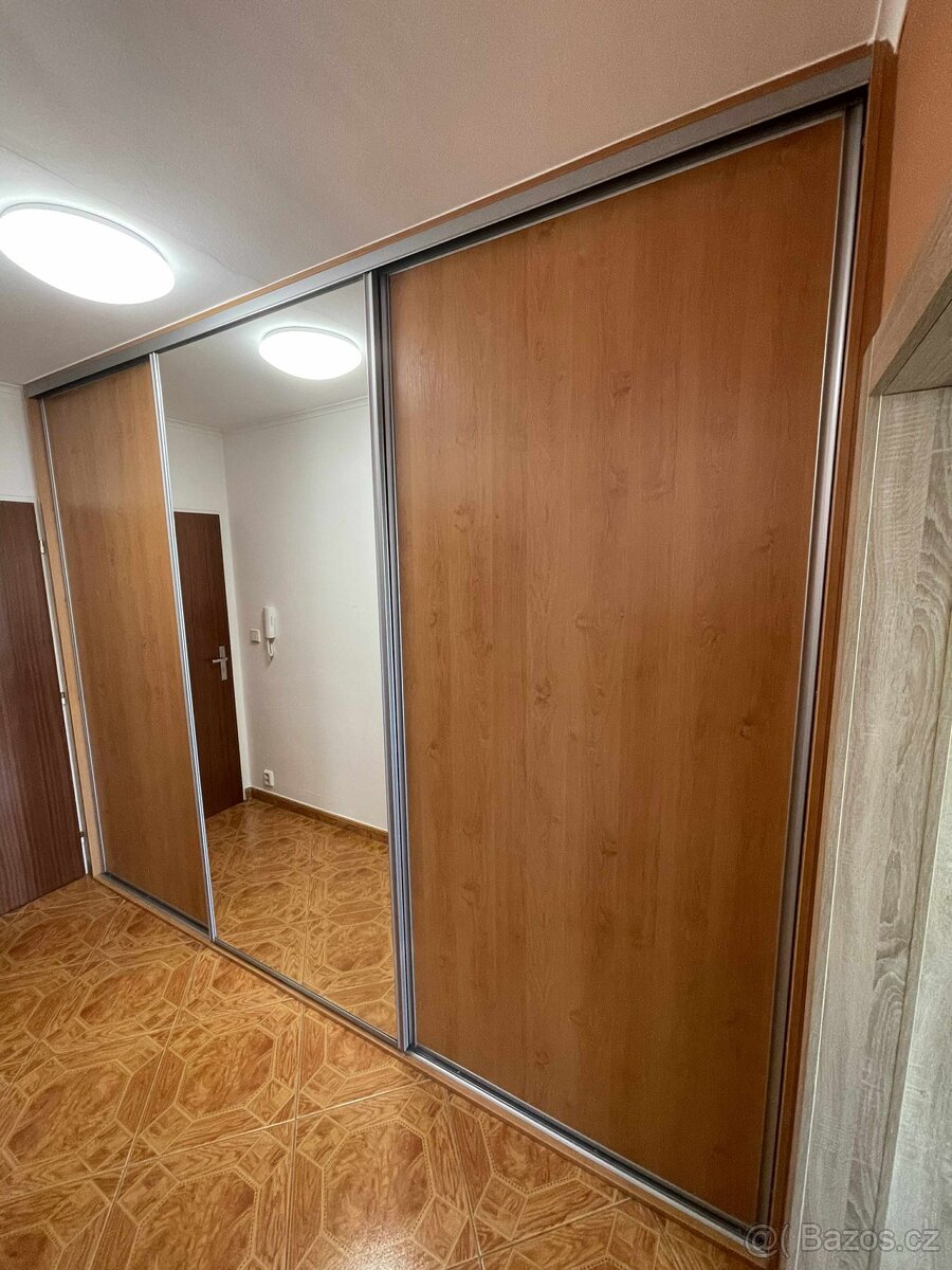 Posuvné dveře šatní skříně se zrcadlem + skříň