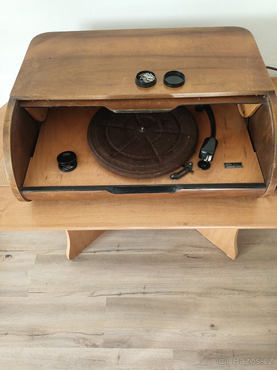 Prodám starý gramofon. Funkční.