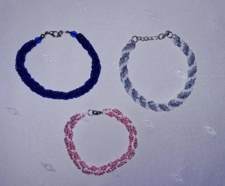 Výrobky z korálků nausnice + naramky