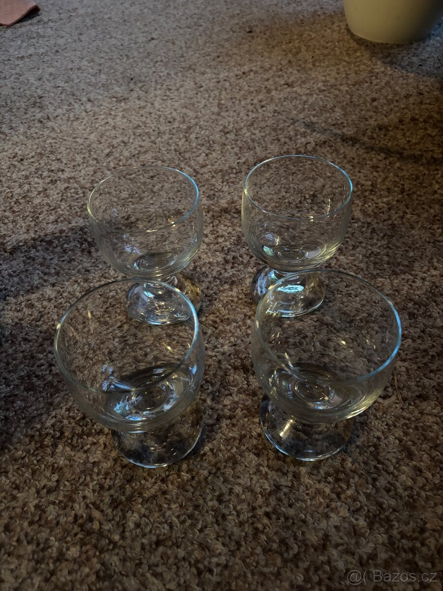 Skleničky na víno
