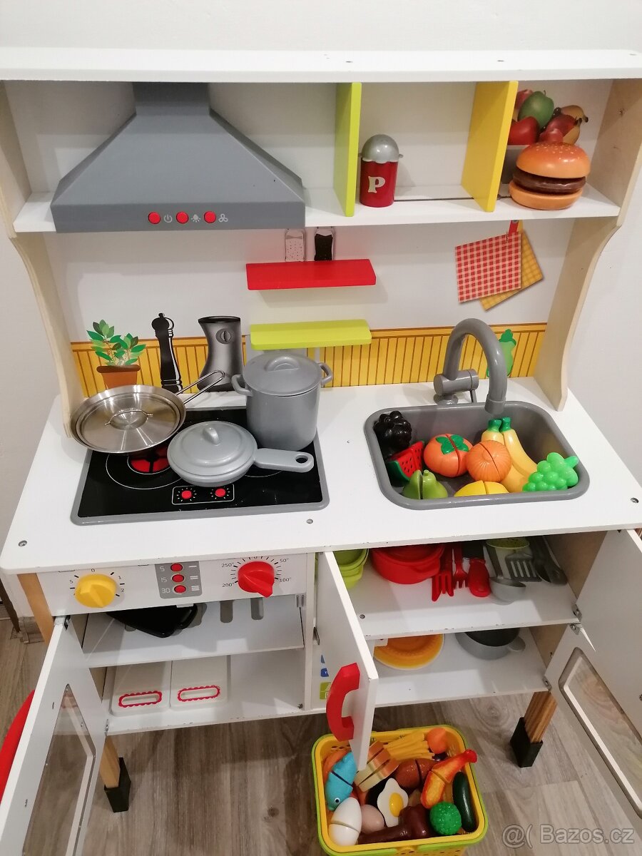 Dětská dřevěná kuchyňka