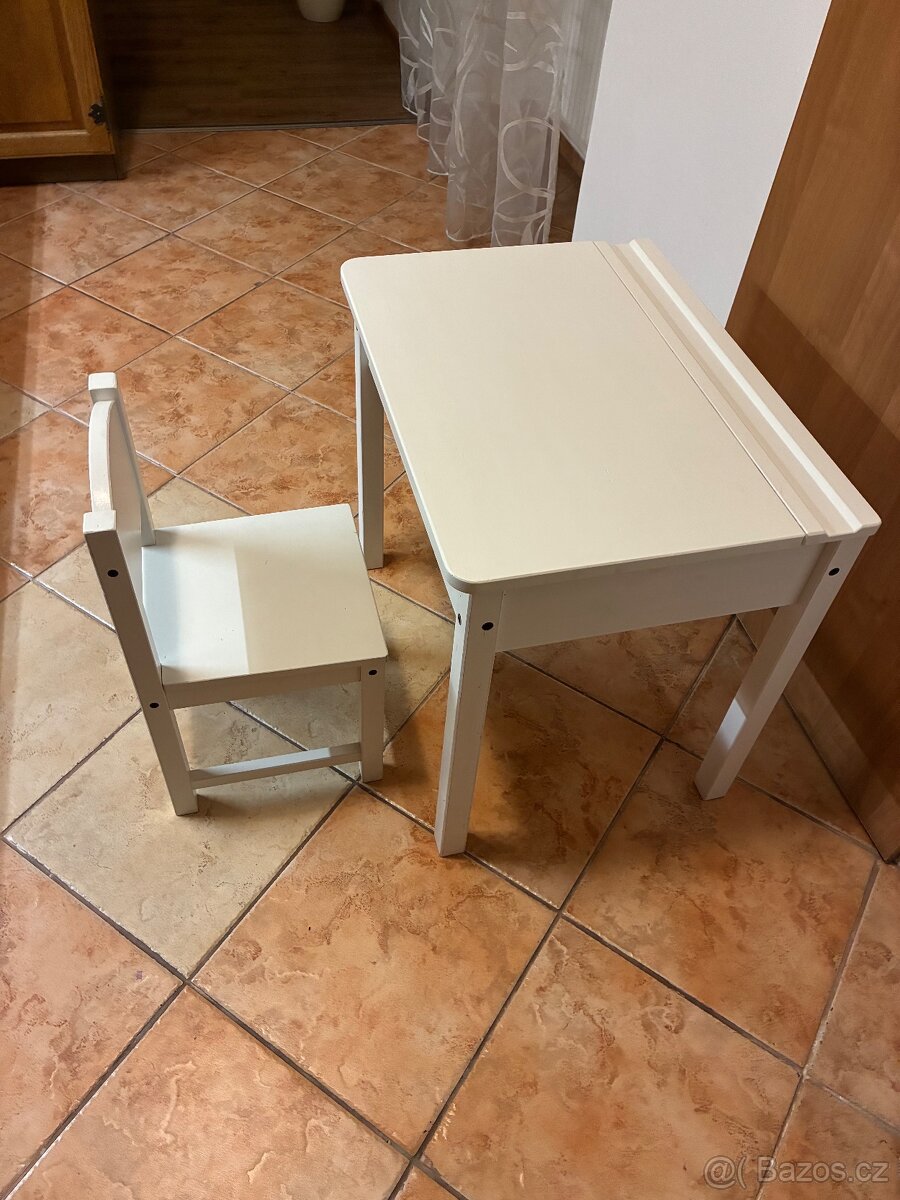 Dětský stolek a židlička