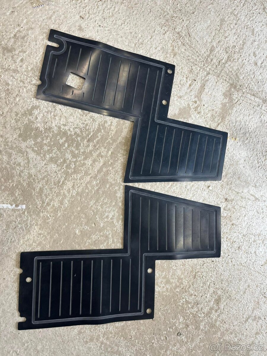 Gumová rohož Zetor 5011–7745 – pro SK i CZ kabinu