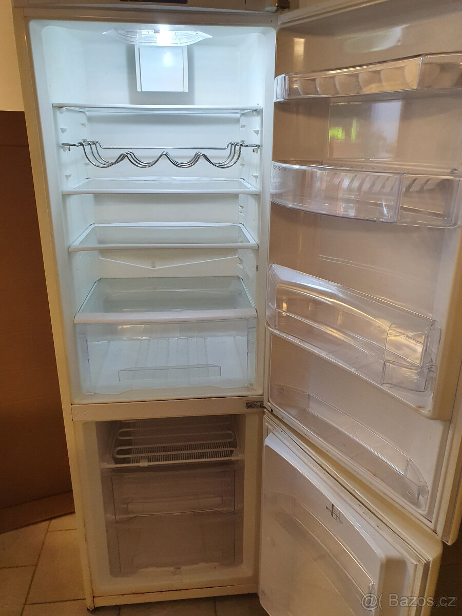 Retro lednice Gorenje - vnitřní vybavení