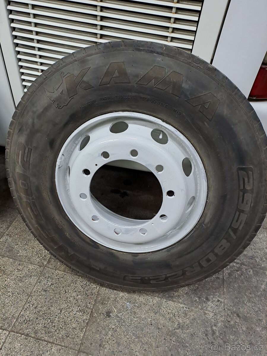 2 vodicí kola 295/80 R 22,5"