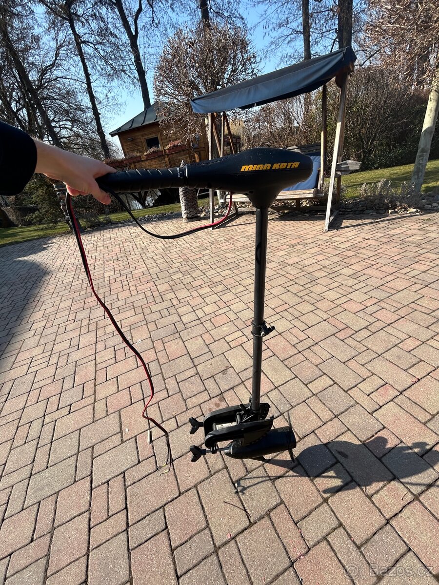 Prodám lodní elektronotor s bateriií.