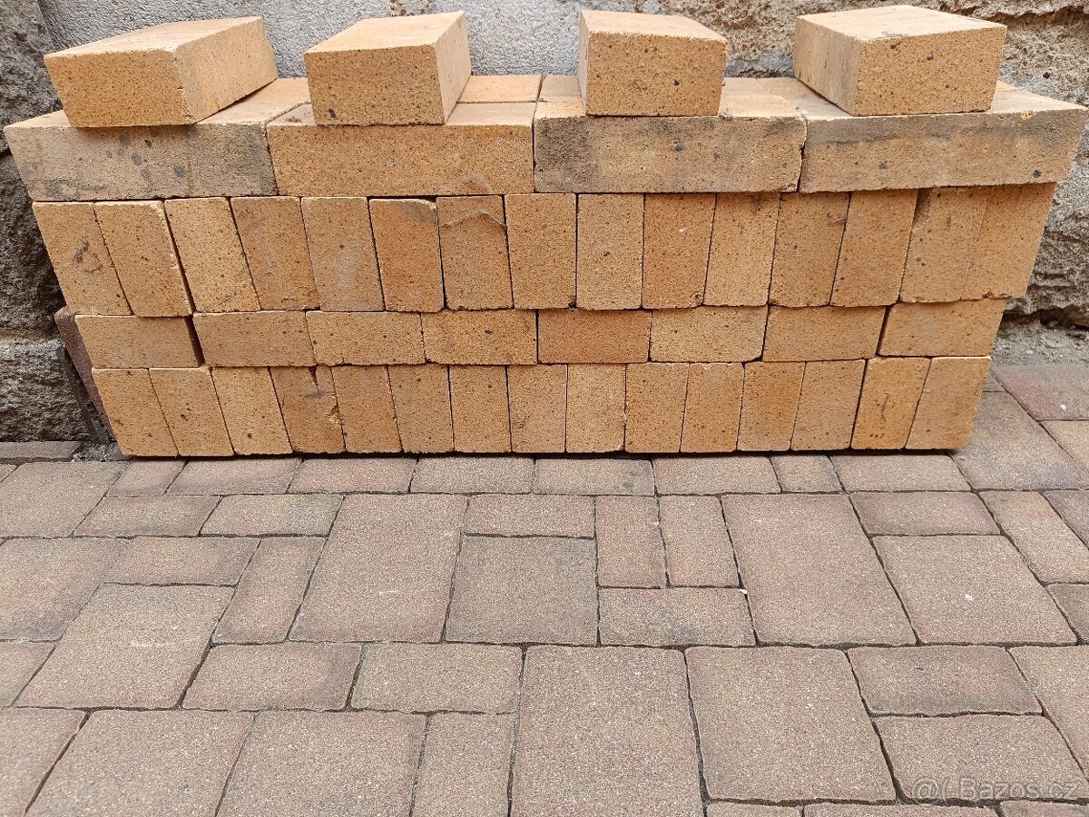 Šamotová cihla 250x124x64 mm ( konus) nepoužitá 50 ks