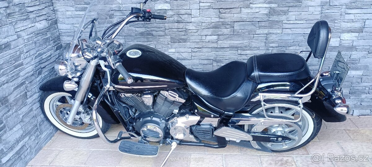 Yamahu XVS 1300A Midnight Star