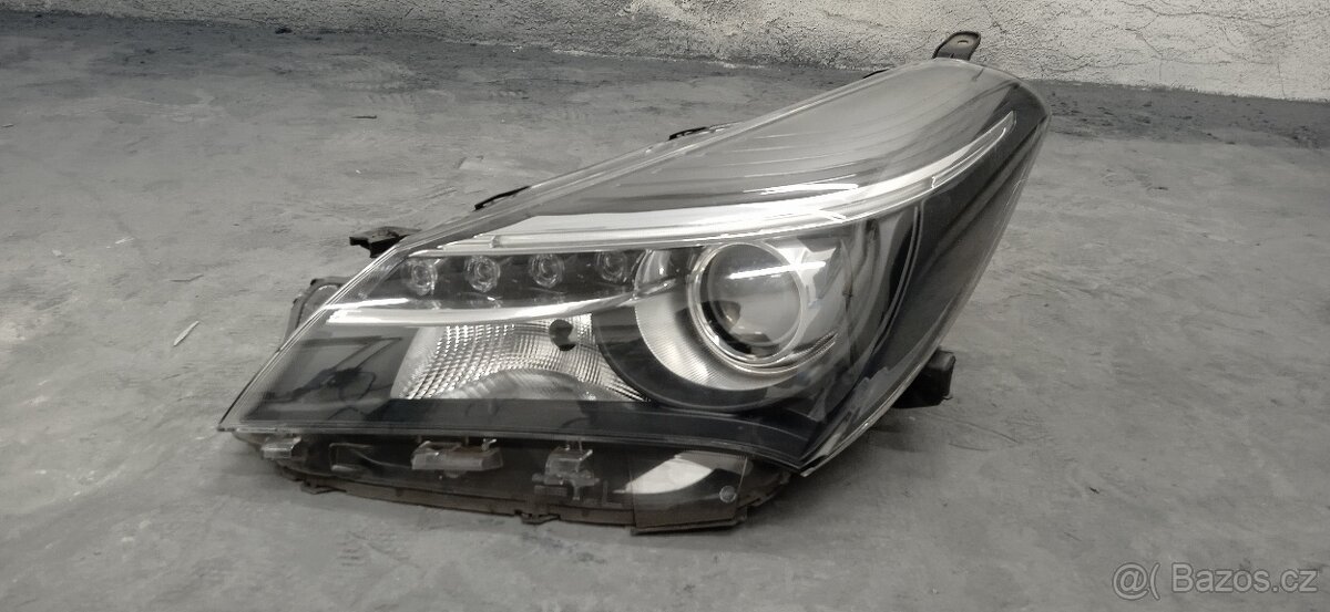 Toyota Yaris přední svetlo