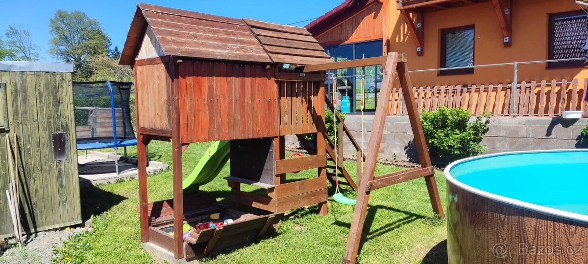 Dětské hřiště se skluzavkou