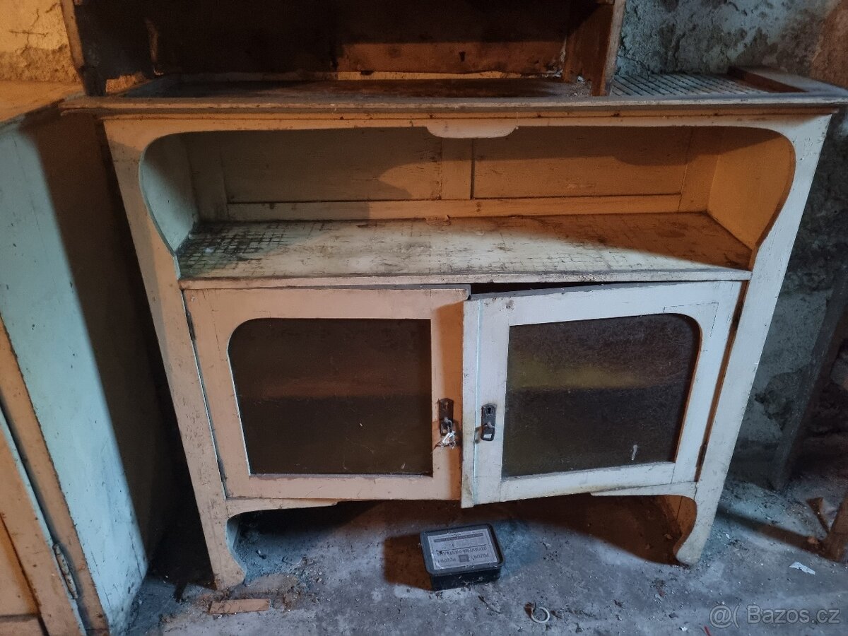 Starožitná skříňka k renovaci