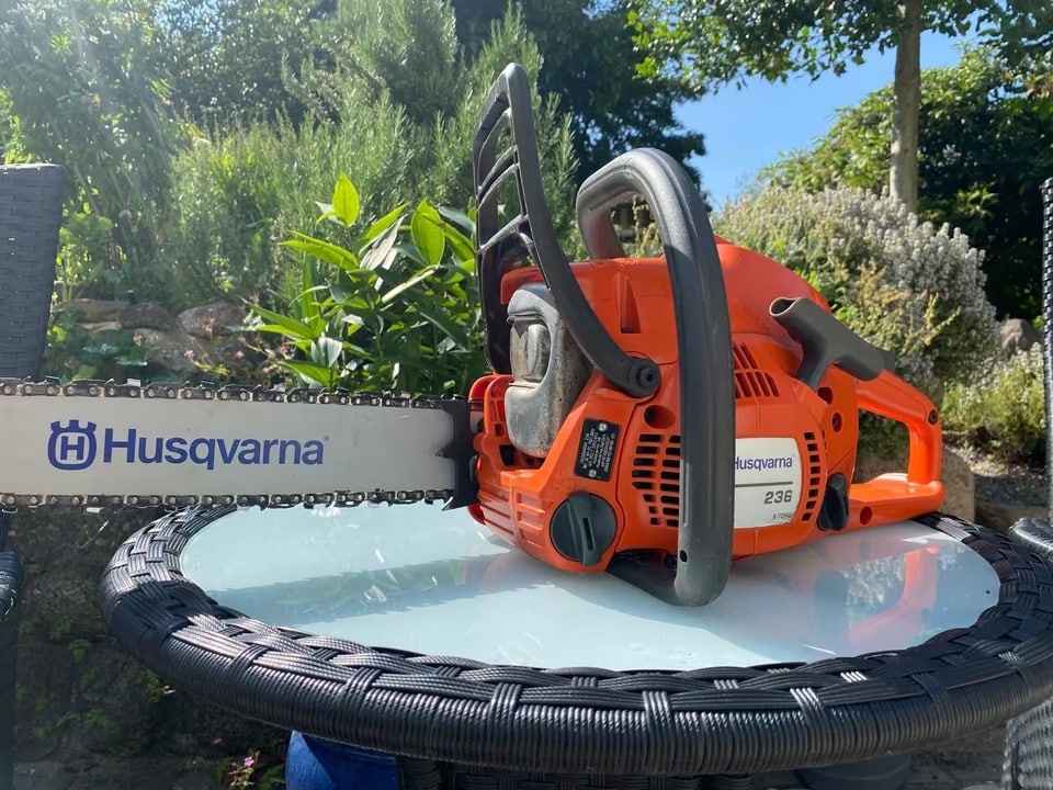 Prodám motorovou pilu Husqvarna 236 – plně funkční, dobrý st