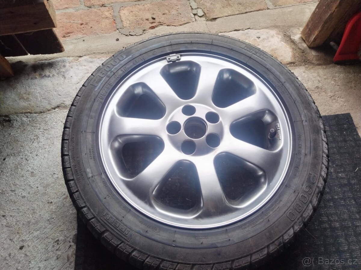 Rezervní kolo Laurin a Klement Škoda Octavia 1