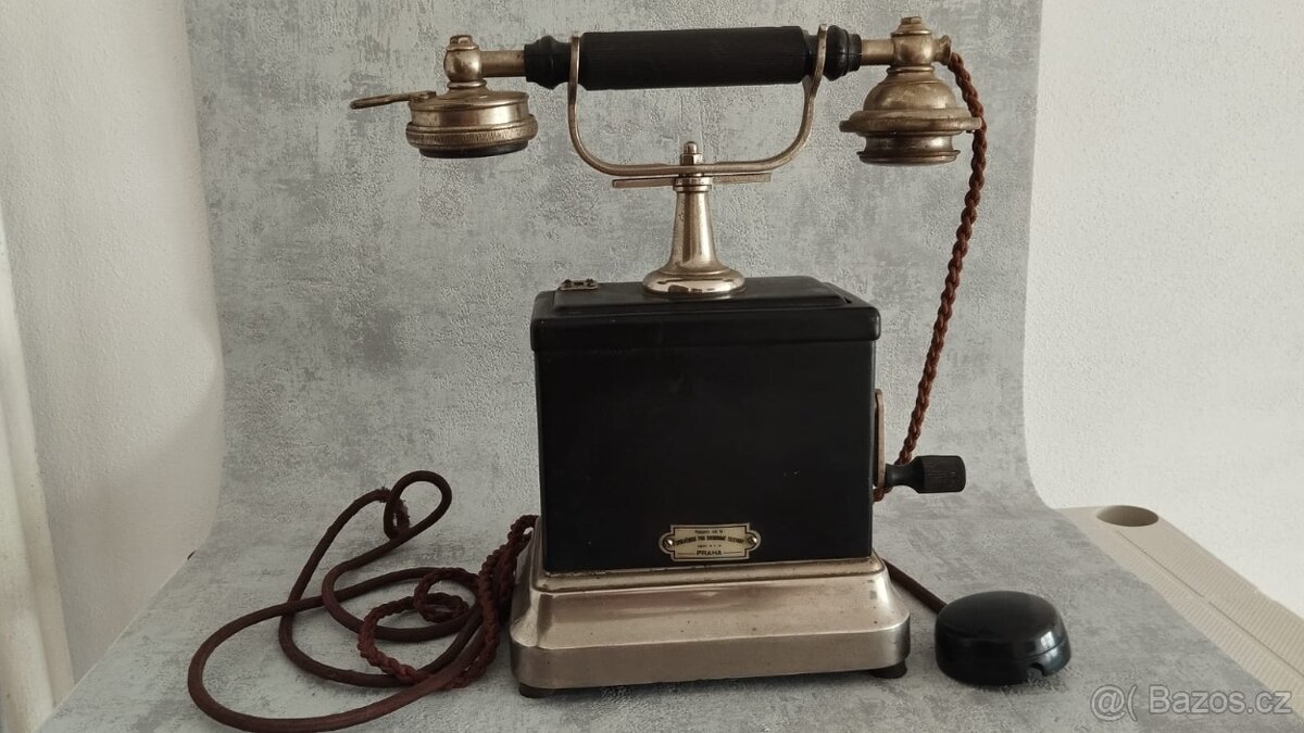 Krásný prvorepublikový starý telefon na kliku, štítek Praha