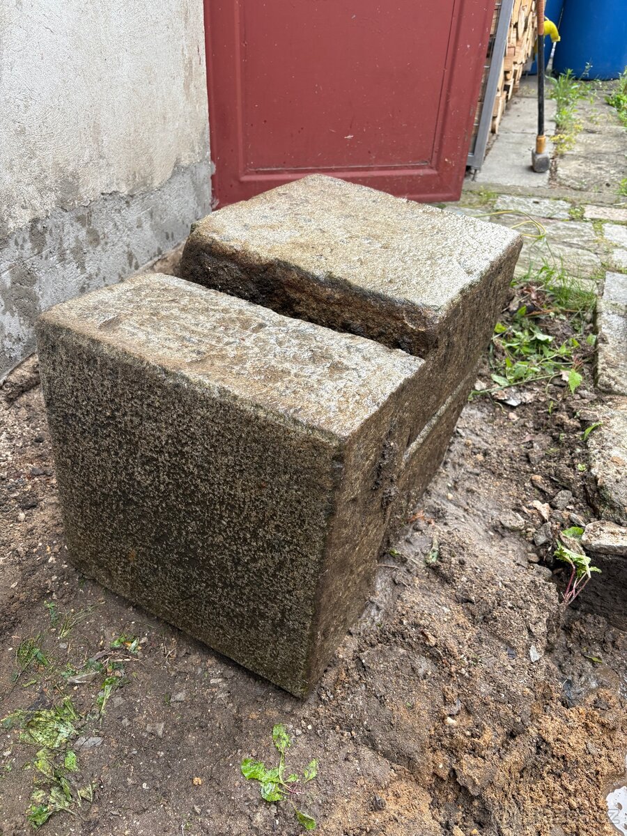 Kameny 42X42x22cm 6ks + kočičí hlavy
