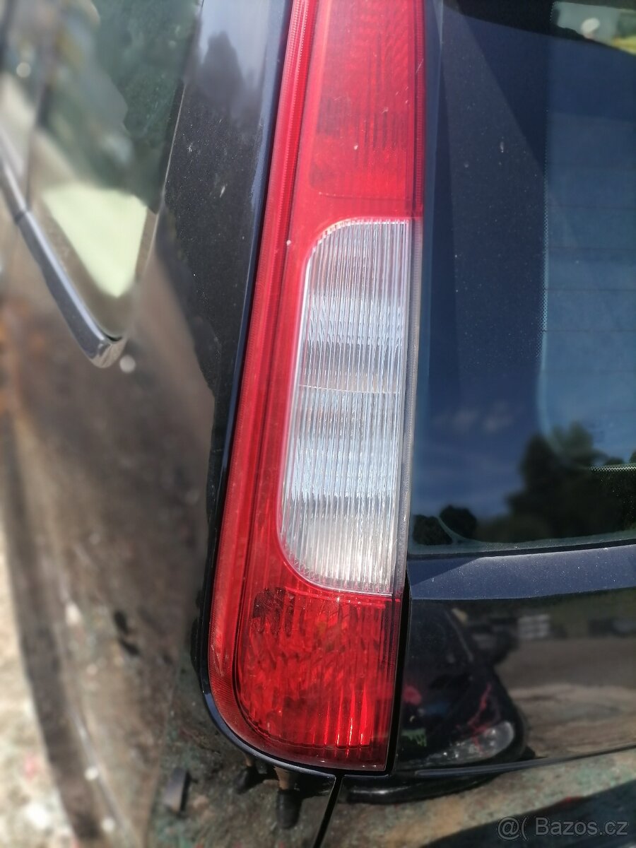 PRODAM NA FORD C MAX ZADNI A PREDNI SVETLA