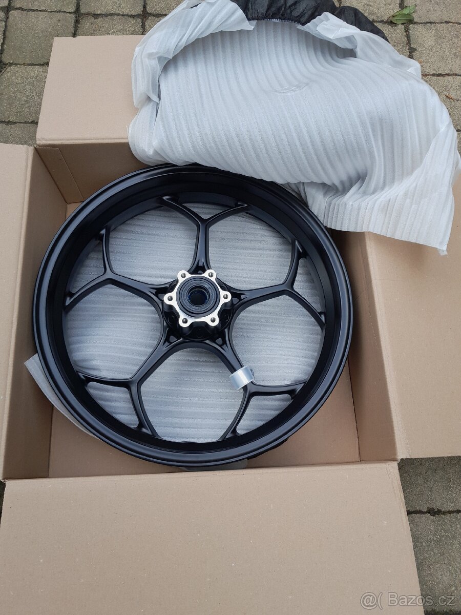 Přední kolo nové Moto guzzi v100 Mandello