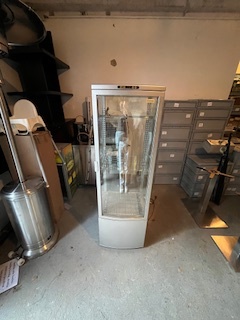 Šedá chladící vitrína