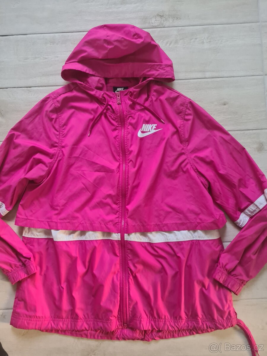 Růžová bunda Nike vel M, nosena ale porad hezká