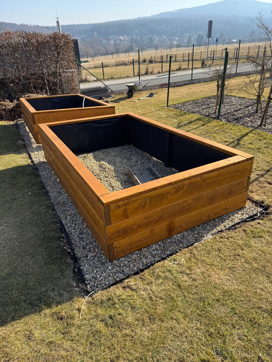 Modřínové vyvýšené záhony