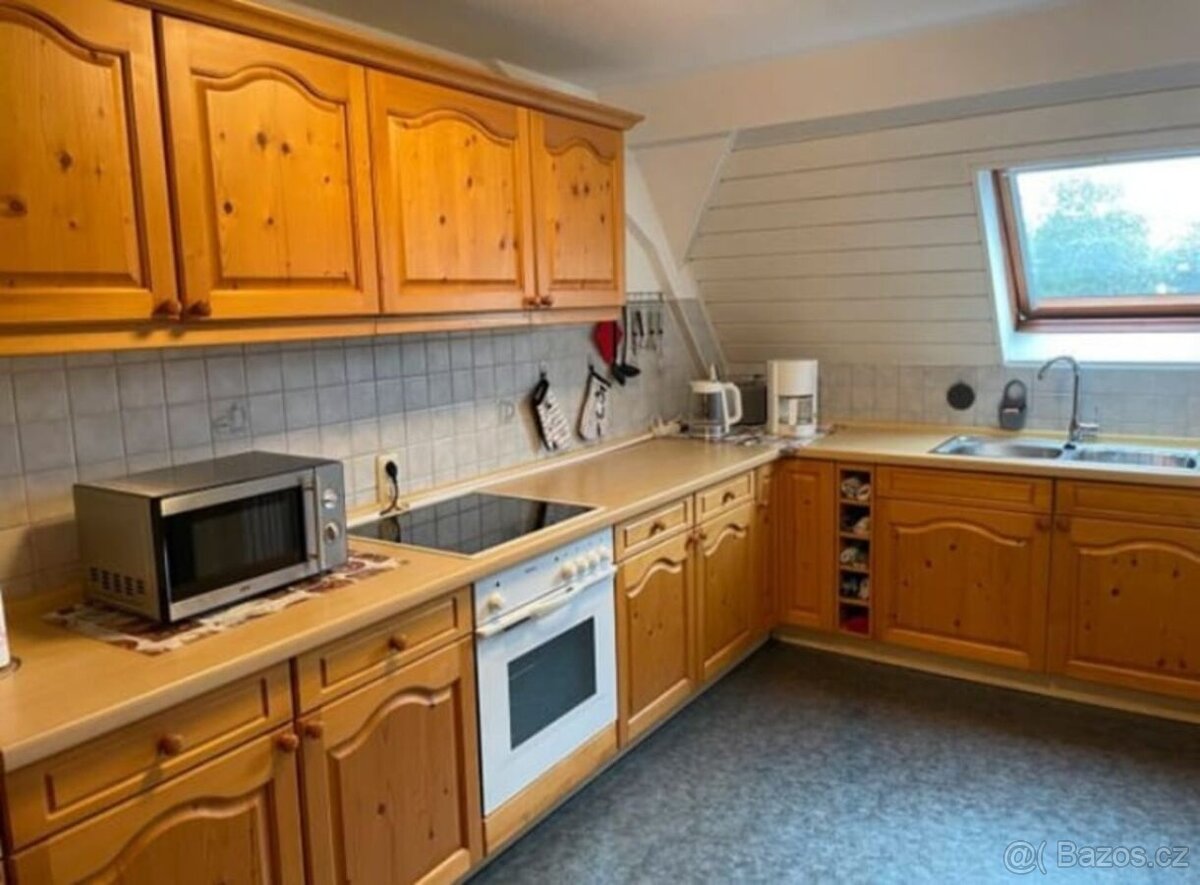 Borovicová kuchyně se spotřebiči, 5153