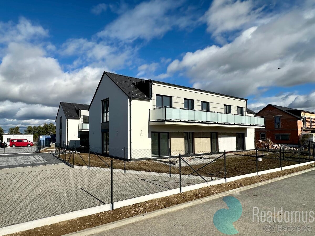 Byt 4+kk, 99m², prostorný balkon 20,9 m², 2 parkovací stání,