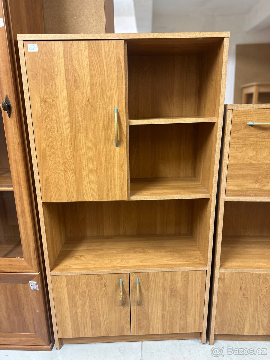 Praktická skříň / regál s dvířky